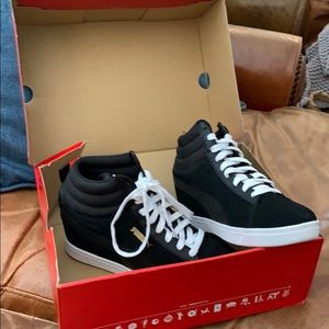 NWT Sz 7.5 Puma classic wedge in black.suede